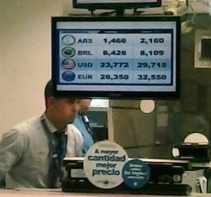 Montevideo: Cambio del aeropuerto paga 4 pesos por dólar menos que en otros lados