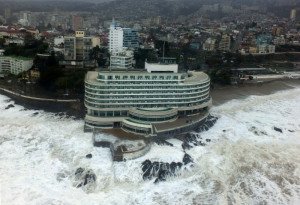 Violenta marejada obliga a cerrar hoteles en la costa de Chile
