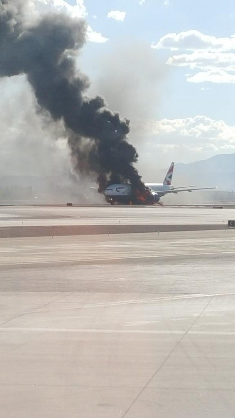 Un avión de British Airways se incendia cuando iba a despegar de Las Vegas (Foto twiteada por @Bradley_Hampton).