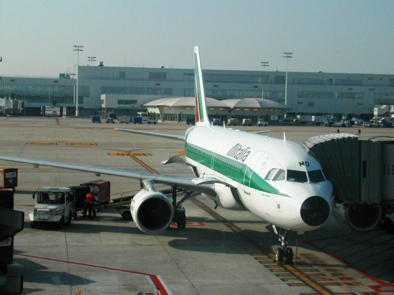 Condenan a exdirectivos de Alitalia por la quiebra de la aerolínea en 2007 