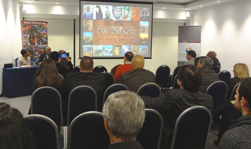 Presentación sobre Sudáfrica para operadores y empresarios en Montevideo.