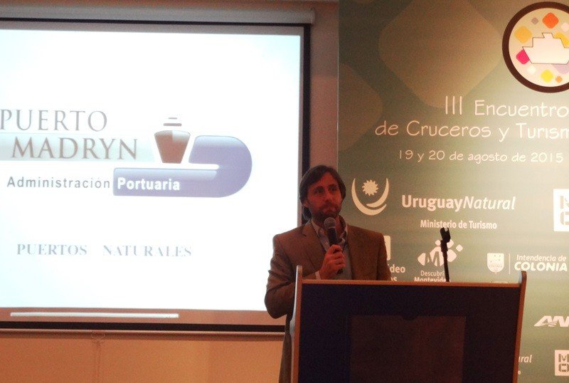 Marcos Nicocia, presidente de la Administración Portuaria de Puerto Madryn, exponiendo en Montevideo.