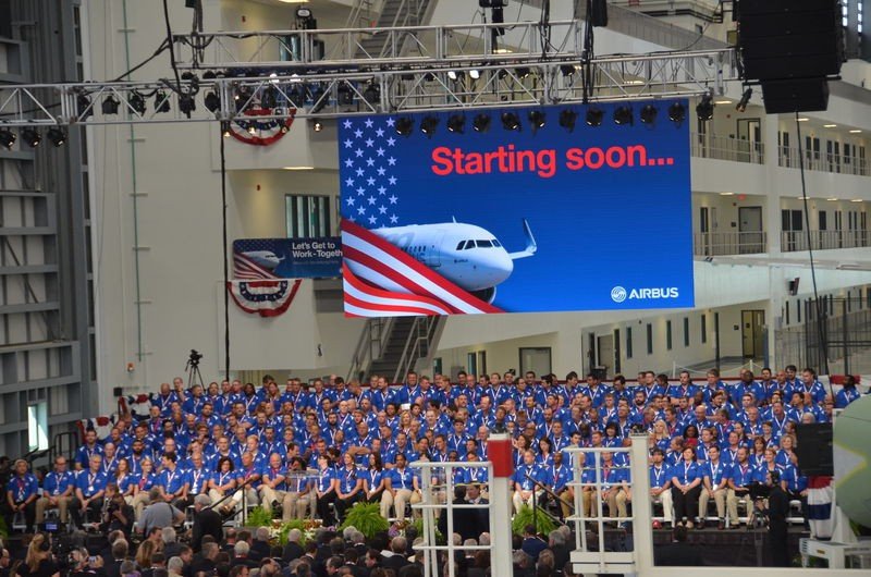 Inauguración de la nueva planta de ensamblaje de aviones en Mobile, Alabama.