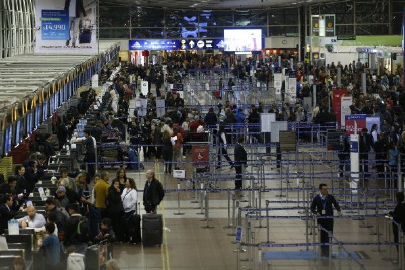 El aeropuerto de Santiago se saturó al reanudarse las operaciones. Foto: radio Cooperativa.