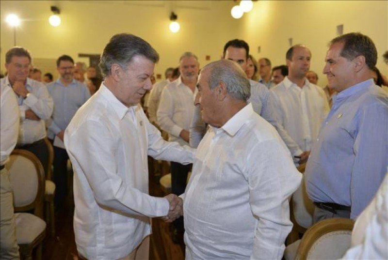 El presidente colombiano Juan Manuel Santos saluda a Juan José Hidalgo en Cartagena. Foto: EFE