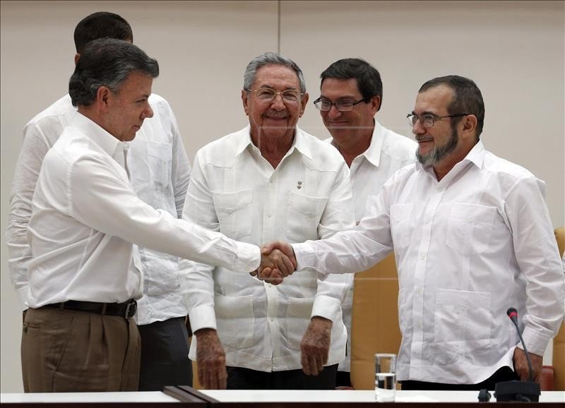 Juan Manuel Santos y el comandante de las FARC anunciaron un histórico acuerdo en La Habana. Foto: EFE