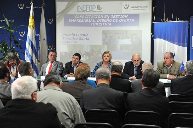 Autoridades en la firma del convenio para formar a cientos de trabajadores. Foto: Presidencia.