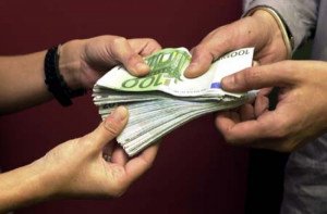 Las agencias francesas consideran que el límite a 1.000 € de los pagos en efectivo les perjudica   