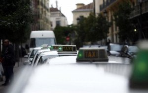 Taxistas de cinco países europeos bloquean Bruselas para protestar contra Uber