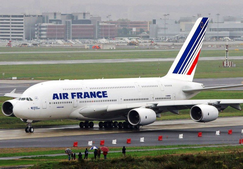 Trabajadores de Air France agreden a directivos de la aerolínea por el nuevo recorte