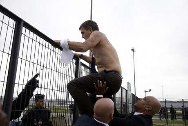 El responsable de Recursos Humanos de la compañía, Xavier Brosseta, tuvo que huir, ya sin camisa, saltando la valla del edificio.