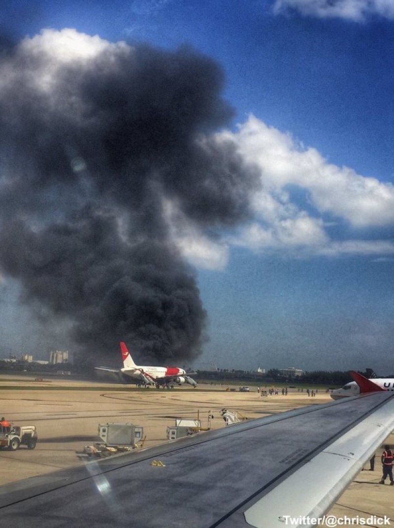 Al menos 21 pasajeros heridos, uno grave, al incendiarse un avión en un aeropuerto de Florida (Foto: twitter @chrisdick).