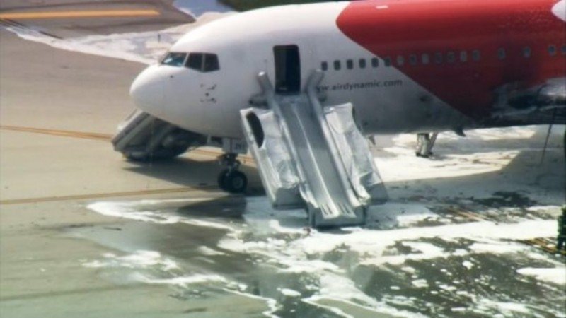 Al menos 21 pasajeros heridos, uno grave, al incendiarse un avión en un aeropuerto de Florida