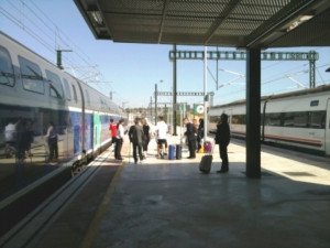 La inicidencia en el AVE de Cataluña se salda con 13.000 pasajeros afectados y 40 trenes varados