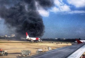 Al menos 21 pasajeros heridos, uno grave, al incendiarse un avión en un aeropuerto de Florida