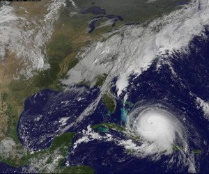 Joaquín se convierte en un peligroso huracán de categoría 4