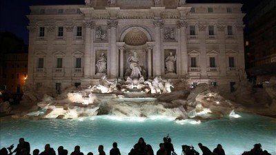 La Fontana di Trevi fascina al visitante por su magistral combinación entre escultura y arquitectura.