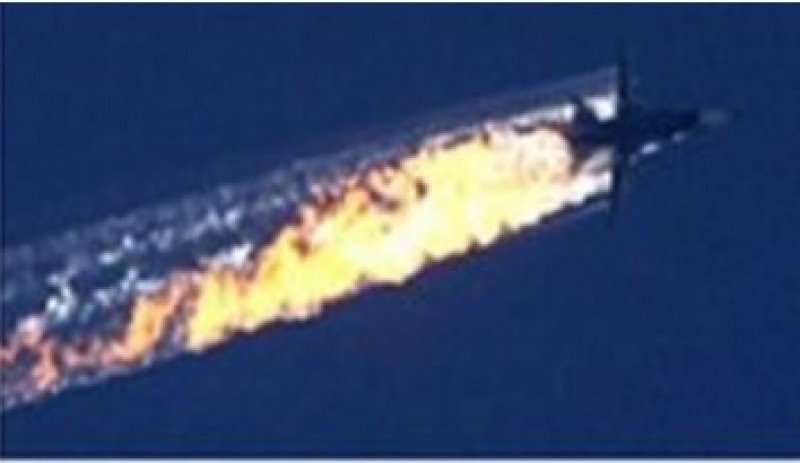 Momento en que el avión de combate ruso fue abatido por un misil lanzado por un caza turco.