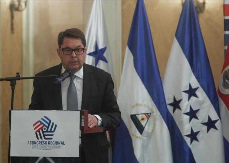 Carlos Vogeler abrió congreso de turismo y seguridad en El Salvador.