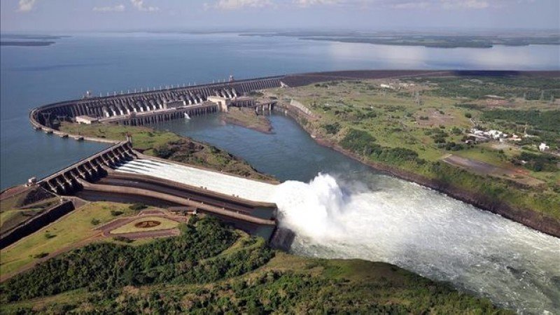 Récord de visitantes en represa de Itaipú al abrir sus compuertas