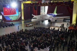 China presenta su primer avión comercial para competir con Airbus y Boeing