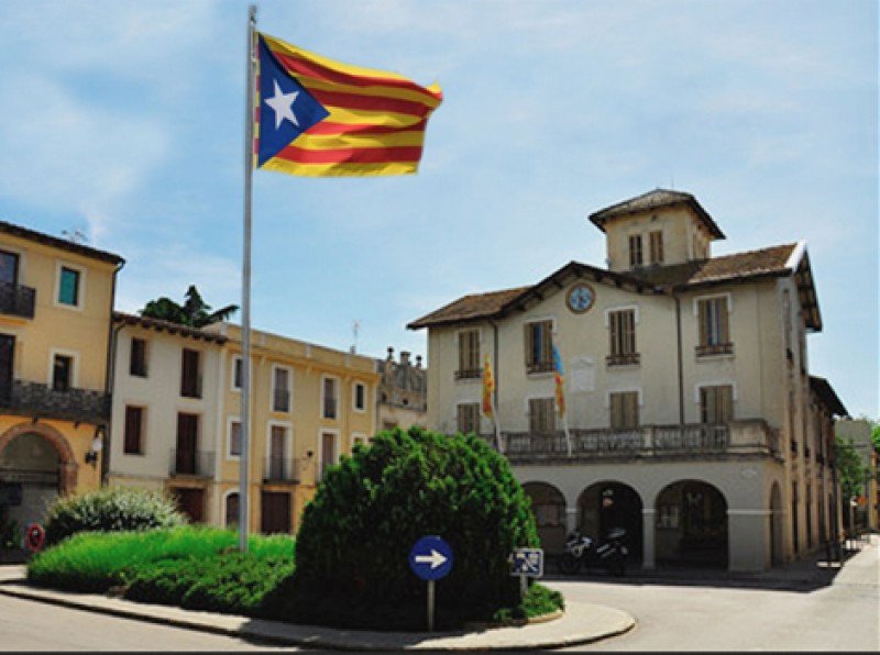 Una bandera independentista ondeando en un municipio de Cataluña.