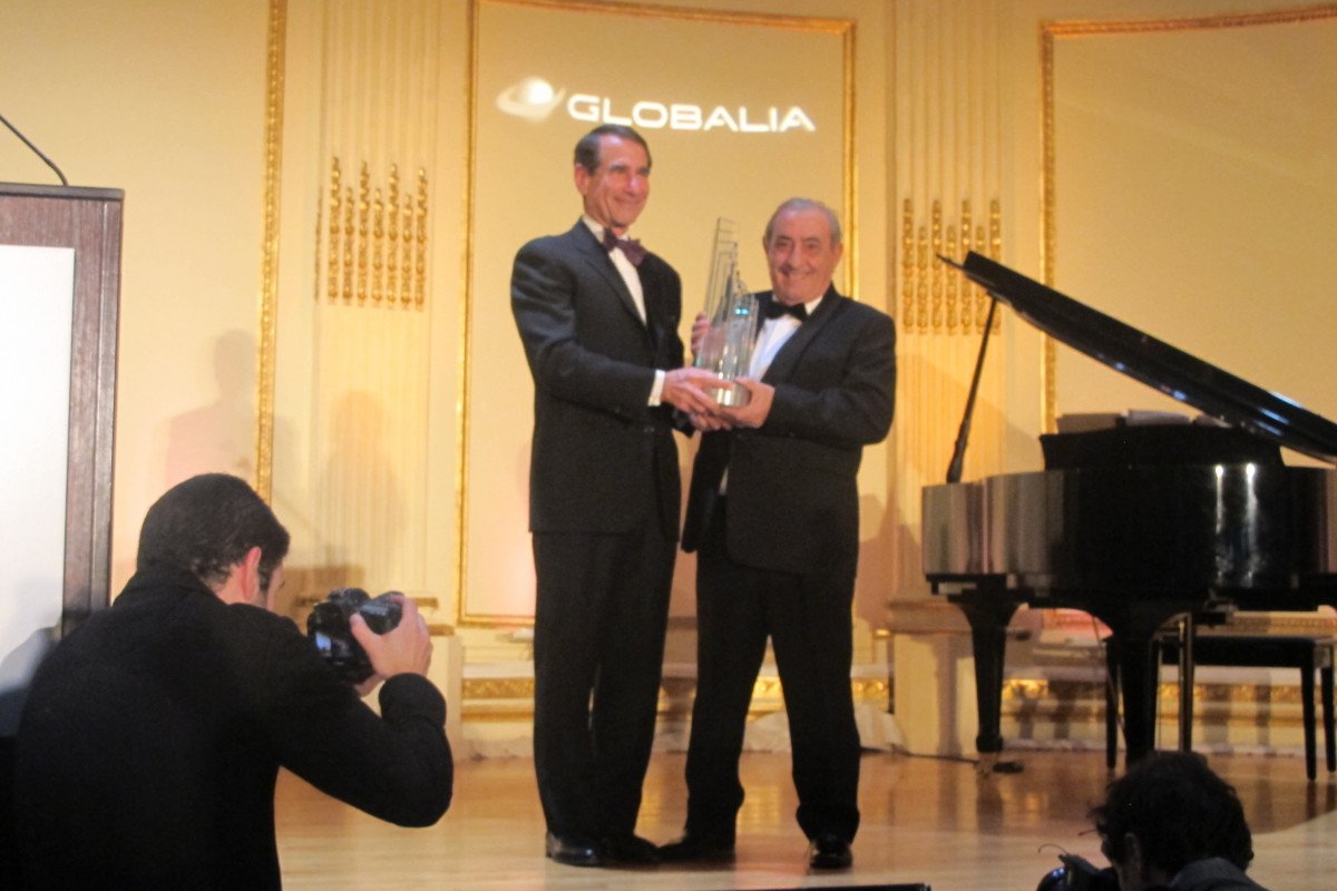 Hidalgo recibe el premio de manos del presidente de la Cámara de Comercio de España-EEUU y ex embajador de Estados Unidos en nuestro país, Alan D. Salomont.