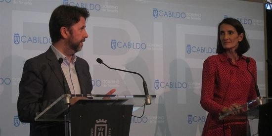 El presidente del Cabildo, Carlos Alonso, y la consejera de Turismo, Cultura y Deportes, Teresa Lorenzo.