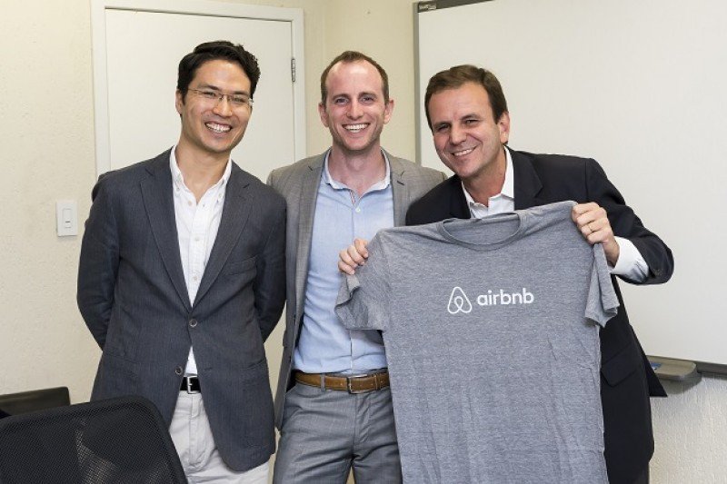 Co-fundador y director ejecutivo de Airbnb Joe Gebbia con el alcalde de Rio, Eduardo Paes, y el Country Manager do Airbnb en Brasil, Christian Gessner.