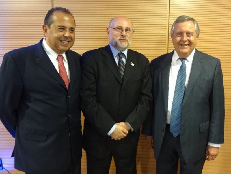 José Juan González, de Hilton, Juan Martínez de de AHRU y la Cámara Uruguaya de Turismo, y Carlos Lecueder, principal del grupo inversor y gestor.