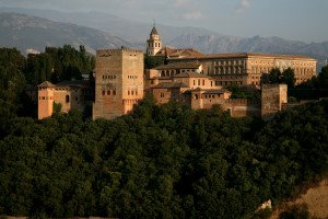 Granada estudia aplicar tasas a las pernoctaciones y a los accesos a la Alhambra