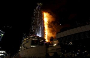 Gran incendio en un rascacielos de Dubai afecta a un hotel