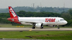 Avión de TAM que sufrió amenaza de bomba en España volará a Brasil esta tarde