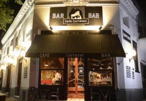 Un bar de Buenos Aires invita a homenajear en sus mesas a Julio Cortázar