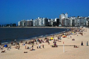 Montevideo vuelve a habilitar siete playas para baños y Canelones extiende precaución