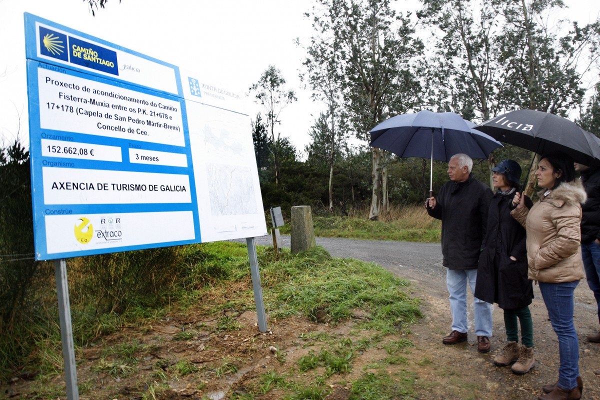 La directora de Turismo de Galicia, Nava Castro, presenta el proyecto de acondicionamiento de un tramo del Camino de Santiago.
