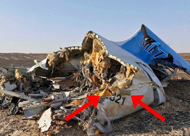 En su momento, los investigadores in situ señalaron que los bordes volteados hacia afuera en los restos del avión de Metrojet constituían un indicio de que 'algo' había estallado en el interior del aparato.