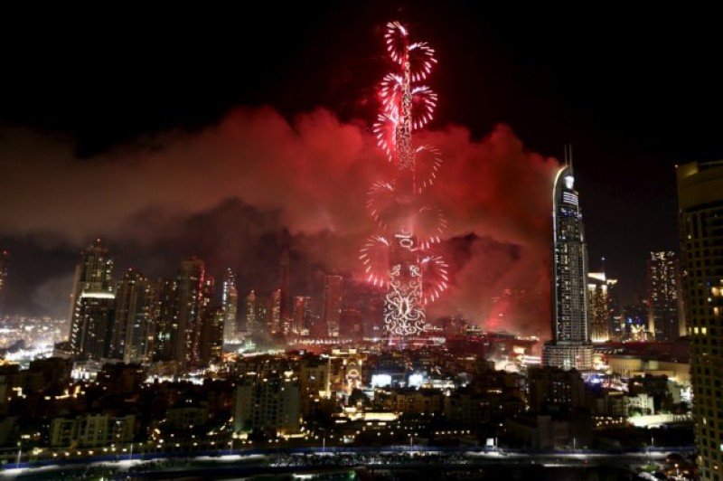 El humo del incendio se confundió con el del show de fuegos artificiales para recibir el Año Nuevo.