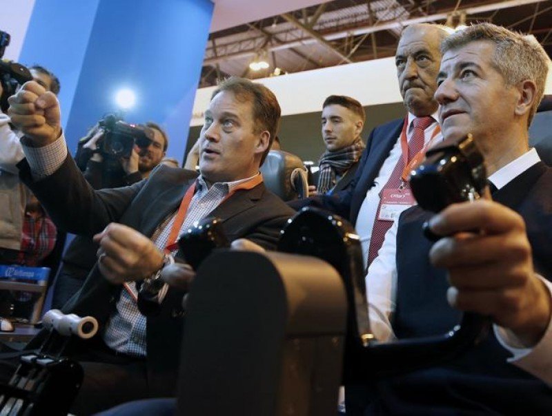 El presidente de Globalia acompaña al presidente y el CEO del Atlético de Madrid en su experiencia 'pilotando' el Boeing 787 (Foto: Mundo Deportivo).
