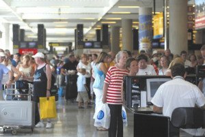Los aeropuertos españoles anotan en 2015 el segundo mayor tráfico de su historia