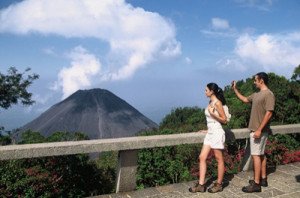 El Salvador logra ingresos turísticos récord en 2015