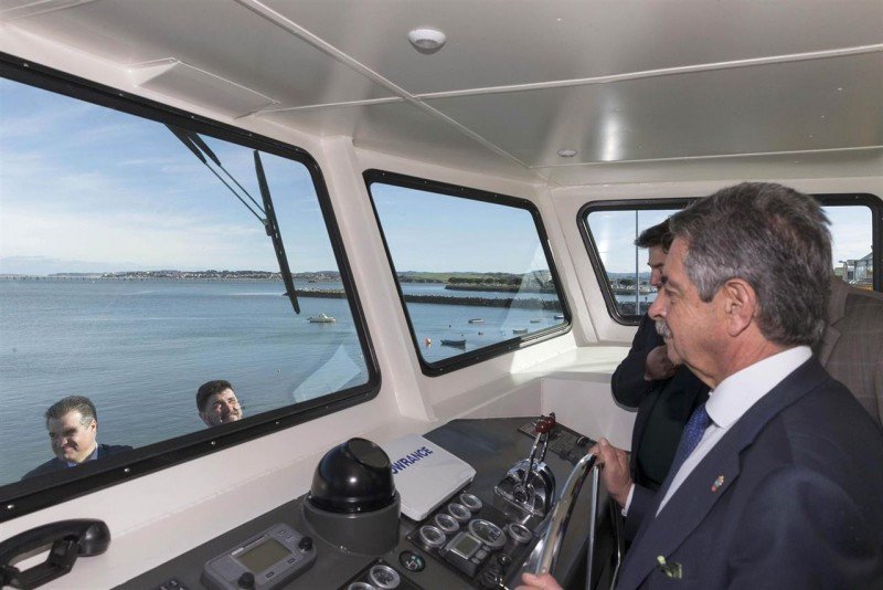 El presidente de Cantabria, Miguel Ángel Revilla, ante el timón de esta 'innovadora' embarcación (Foto: Gobierno de Cantabria). 