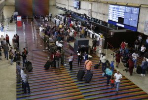 Venta de tickets aéreos desde y hacia Venezuela cae 35% en 2015