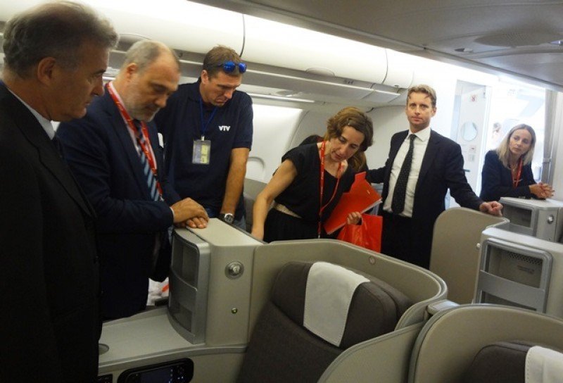 El director regional de la aerolínea encabezó una visita al nuevo avión con autoridades y prensa.
