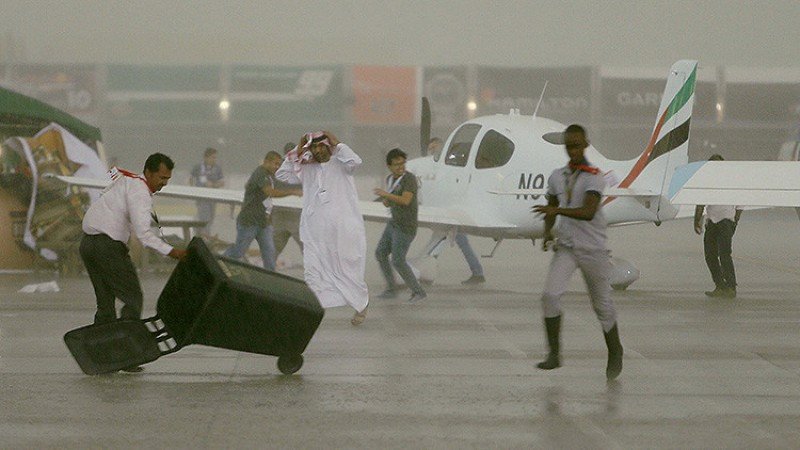 Lo que el viento se llevó: un temporal devasta el aeropuerto de Abu Dhabi (vídeos) 