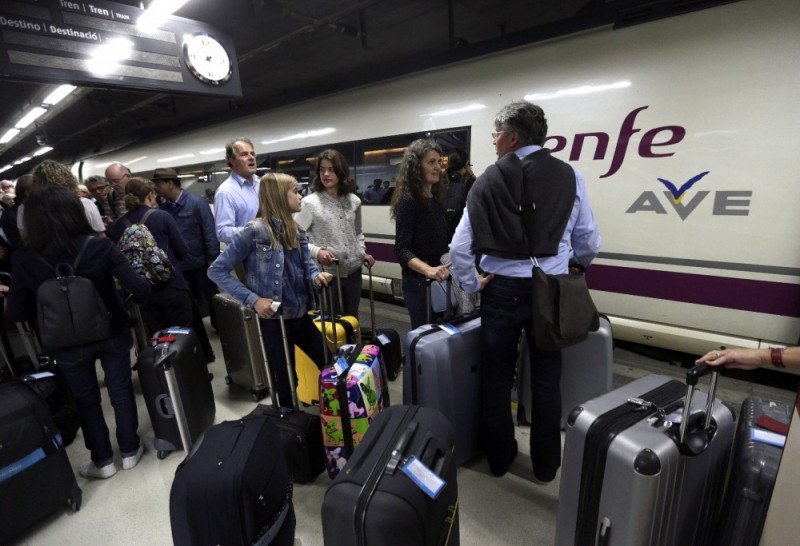 Convocan huelga en Renfe y Adif la víspera de Semana Santa | Transportes