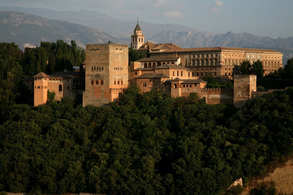 Los empresarios de Granada se quejan de que ya pagan bastantes impuestos.