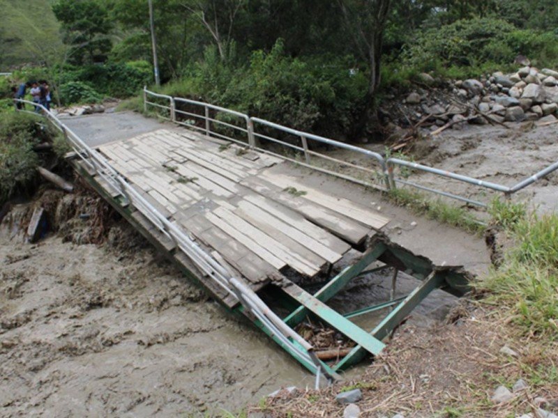 Puente Huadquiña fue arrasado por crecida del río. Foto: Andina