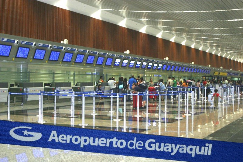 Ecuador eleva a US$ 50 la tasa por cada pasaje emitido para salir del país.