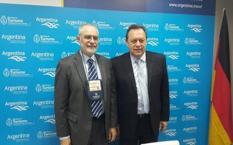 Benjamín Liberoff y el ministro argentino Gustavo Santos.